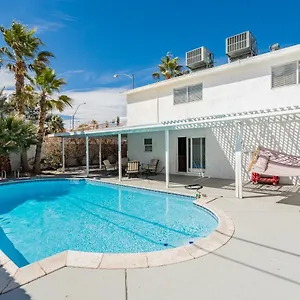  Holiday home Spacious 5-bedroom Retreat With Pool Minutes From The Vegas Strip